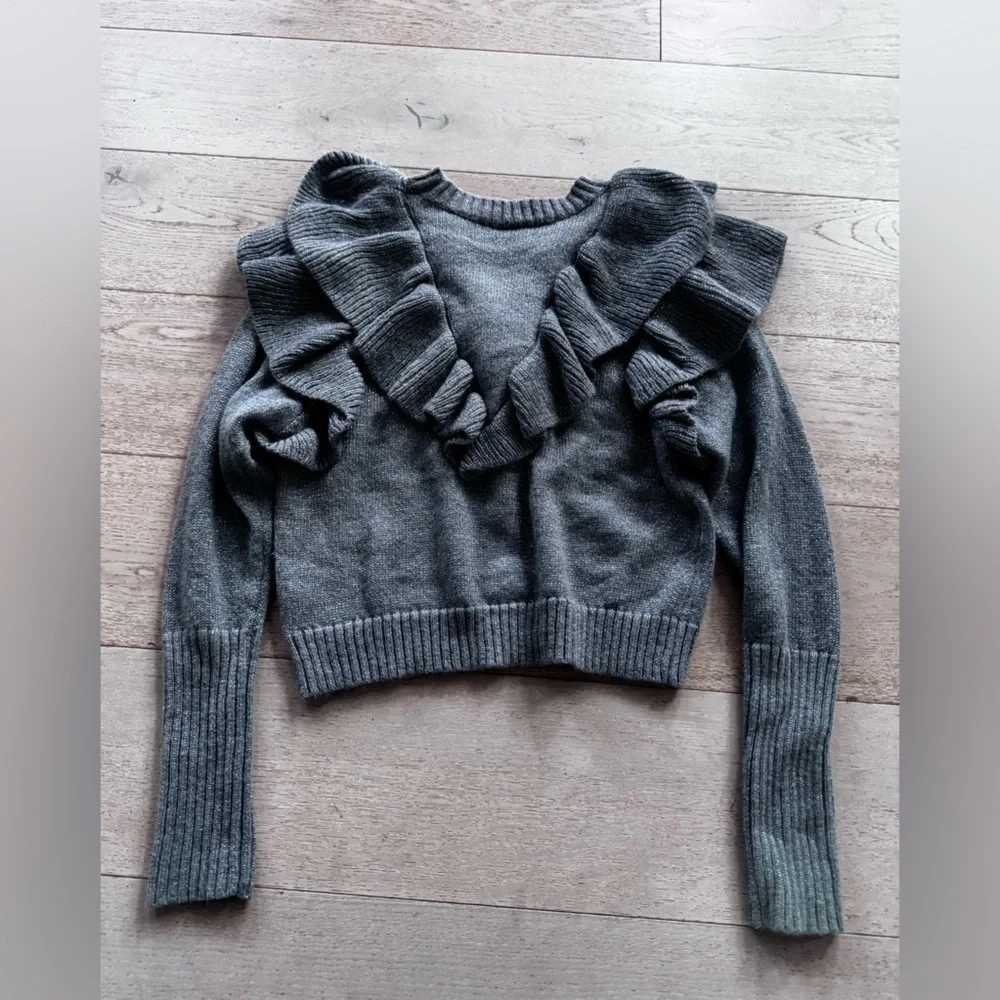 FARM RIO SILVER BLUE RUFFLE SWEATER SIZE SMALL
